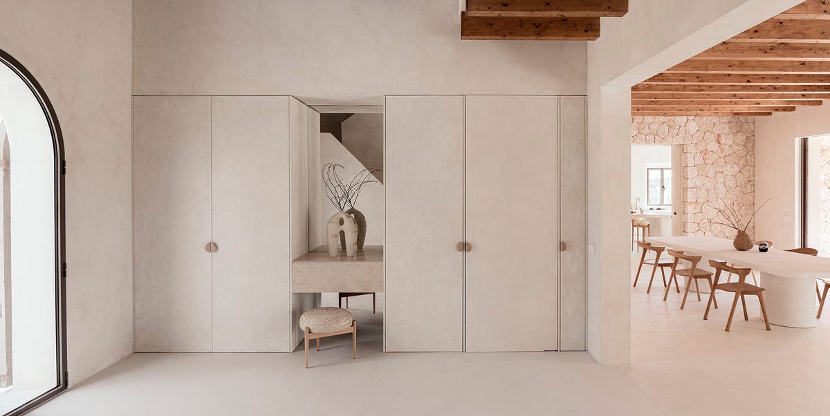 Esta espectacular casa en Mallorca reinterpreta la arquitectura tradicional de la isla gracias a sus vigas de madera a la vista, paredes de piedra y un estilo minimalista moderno