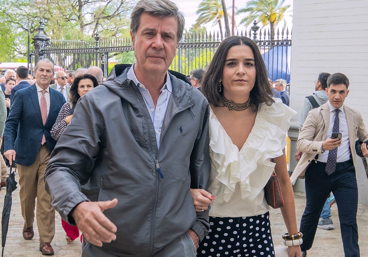 Cayetano Martínez de Irujo con Bárbara Mirjan en la plaza de toros de la Real Maestranza