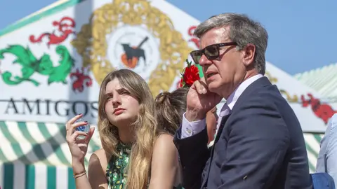 Cayetano Martínez de Irujo junto a su hija Amina