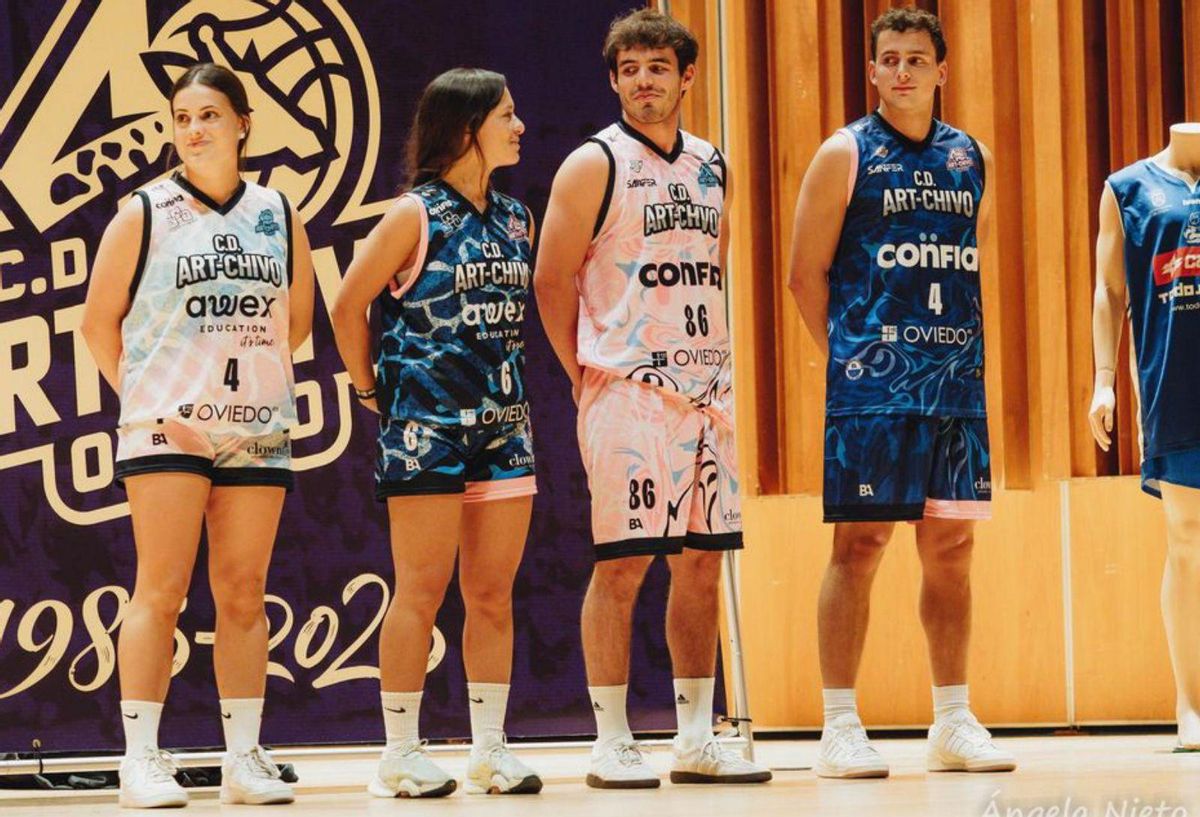 Jugadores del club, con las equipaciones del 40º. aniversario.