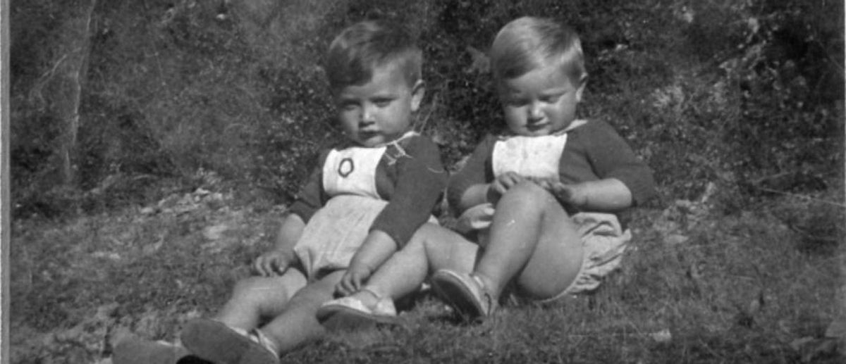 El arquitecto Emilio Llano, en su despacho de Oviedo. | irma collín | SOBRE ESTAS LÍNEAS, EMILIO LLANO SALUDA EN 1997 A FELIPE DE BORBÓN, PRÍNCIPE DE ASTURIAS ENTONCES, EN LA INAUGURACIÓN DE LA PRIMERA FASE DE CONSTRUCCIÓN DEL INSTITUTO OFTALMOLÓGICO FERNÁNDEZ-VEGA. ARRIBA, JUNTO A LUIS RIERA POSADA, EN EL SALÓN DE PLENOS DEL AYUNTAMIENTO DE OVIEDO Y, EN LA IMAGEN SUPERIOR, EMILIO, A LA IZQUIERDA, JUNTO A SU HERMANO MELLIZO.