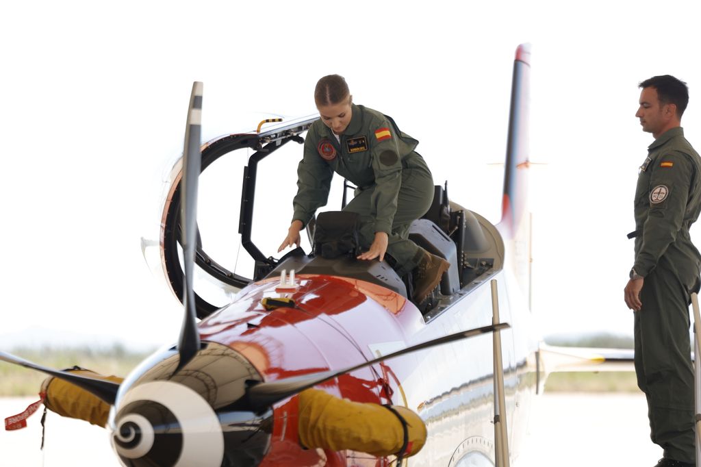 La princesa Leonor subiéndose a bordo del avión Pilatus del Ejército del Aire en San Javier, Murcia 