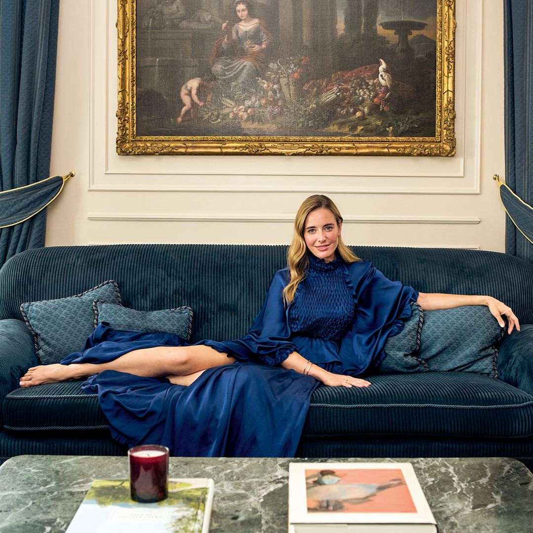 Terciopelo azul: La empresaria nos da la bienvenida en su estancia favorita, apodada el “salón azul” por el color elegido para decorarla