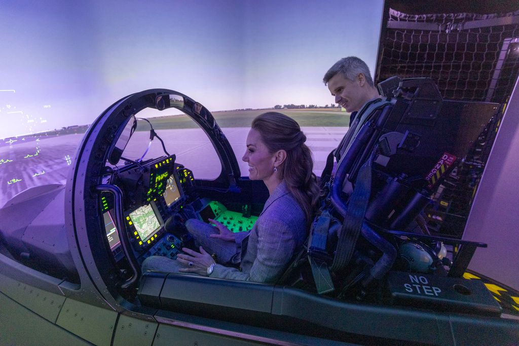 Kate Middleton en el simulador de una cabina de avión