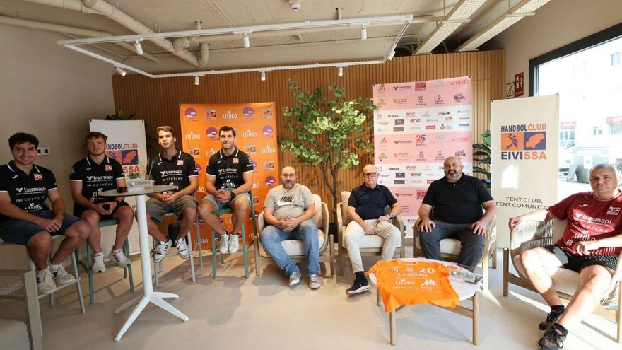 Los representantes del Trasmapi junto a Toni Palau, propietario de Citubo.