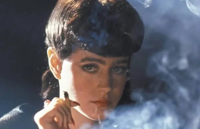 El protagonista se enamora de Rachael, una replicante que no conoce su naturaleza