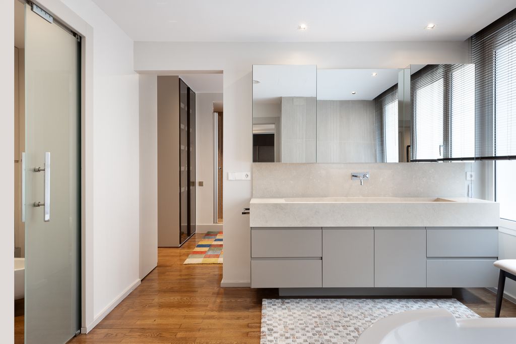 Baño con mueble de lavabo suspendido