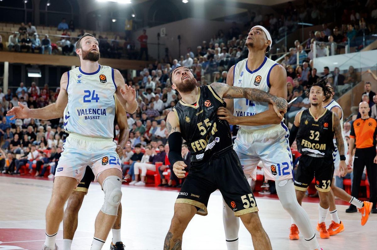 Matt Costello y un Neal Sako muy errático en el tiro, pero con 6 rebotes, 5 de ellos ofensivos.