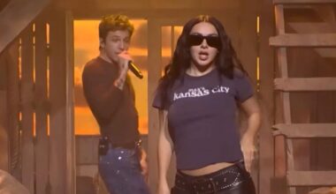 Charli XCX aparece por sorpresa en 'Saturday Night Live' y muchos ven una pulla directa a Taylor Swift