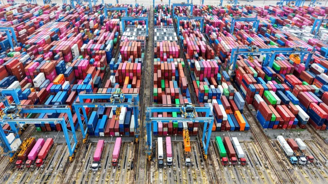 Una terminal de contenedores en Qingdao, China. El país ha estado importando más de Estados Unidos tras la tregua comercial iniciada en primavera.
