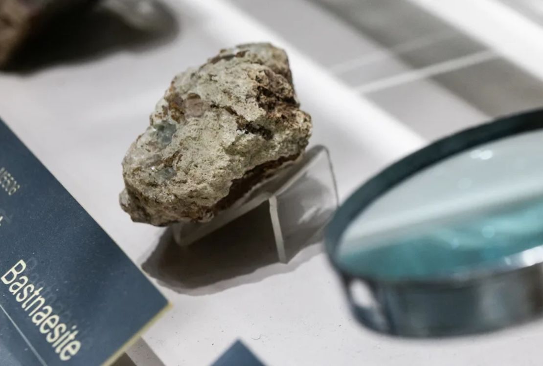 Una muestra de mineral de bastnasita, utilizado en la industria de las tierras raras, en el Museo Geológico de China en Beijing.