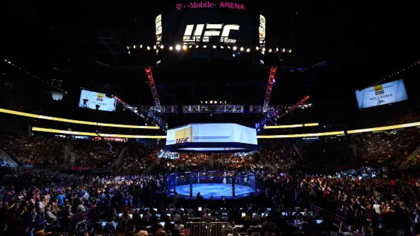 Figura y excampeón de UFC sorprende al entrenar y lucir camiseta de equipo chileno