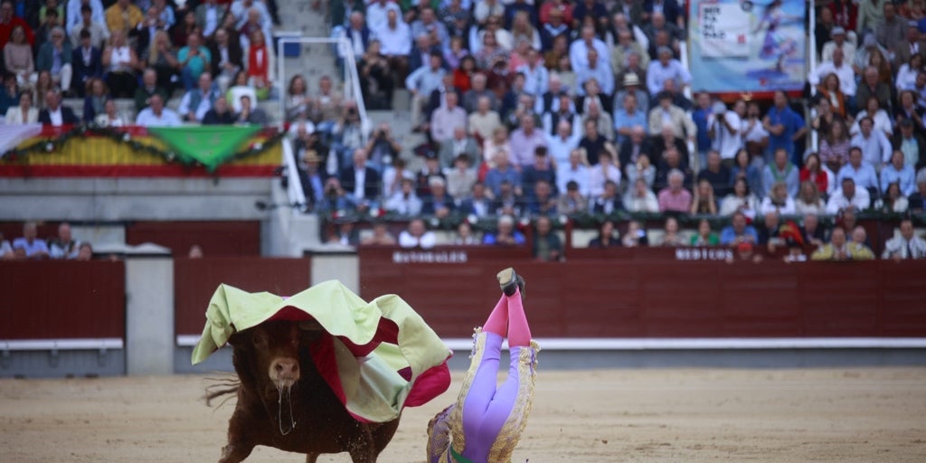 Y Morante, dios de la torería, miró a la muerte y se cortó la coleta antes de tocar el cielo de Madrid