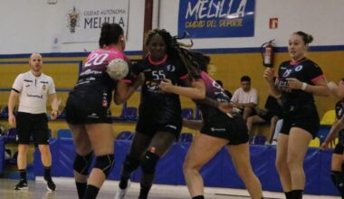 Jugadoras del Club Balonmano T-Maravilla en acción durante un partido.