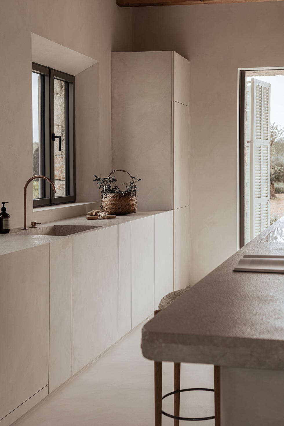 una casa de campo en piedra, blanco y madera con decoracion minimal