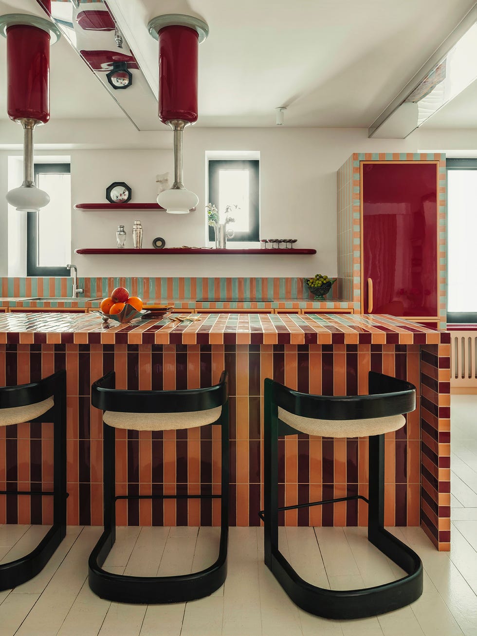casa parisina decorada en rojo, naranja y azul claro, de atelier ha