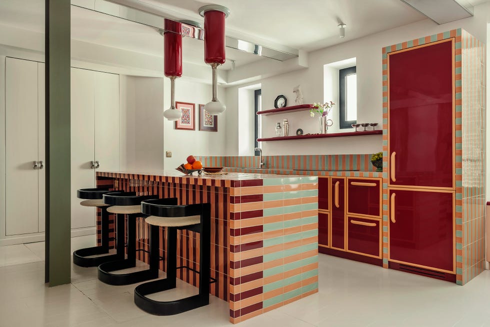 casa parisina decorada en rojo, naranja y azul claro, de atelier ha