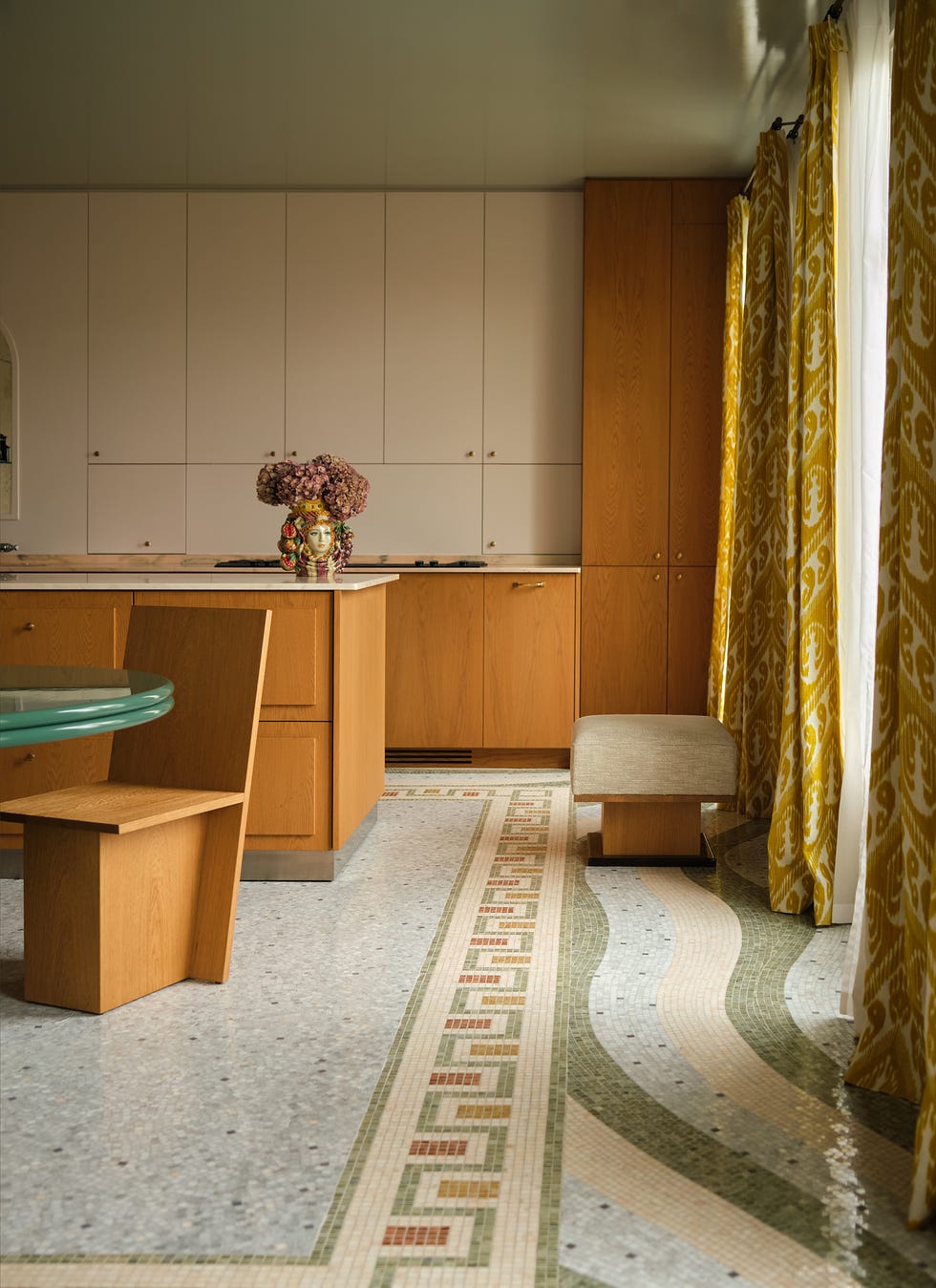 una vivienda parisina con mobiliario moderno y colores italianos del estudio hauvette madani