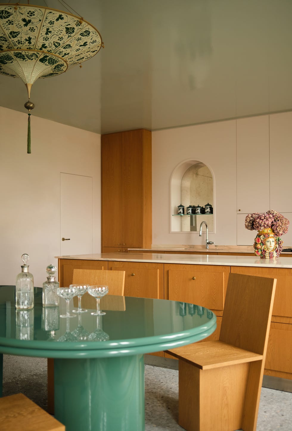 una vivienda parisina con mobiliario moderno y colores italianos del estudio hauvette madani