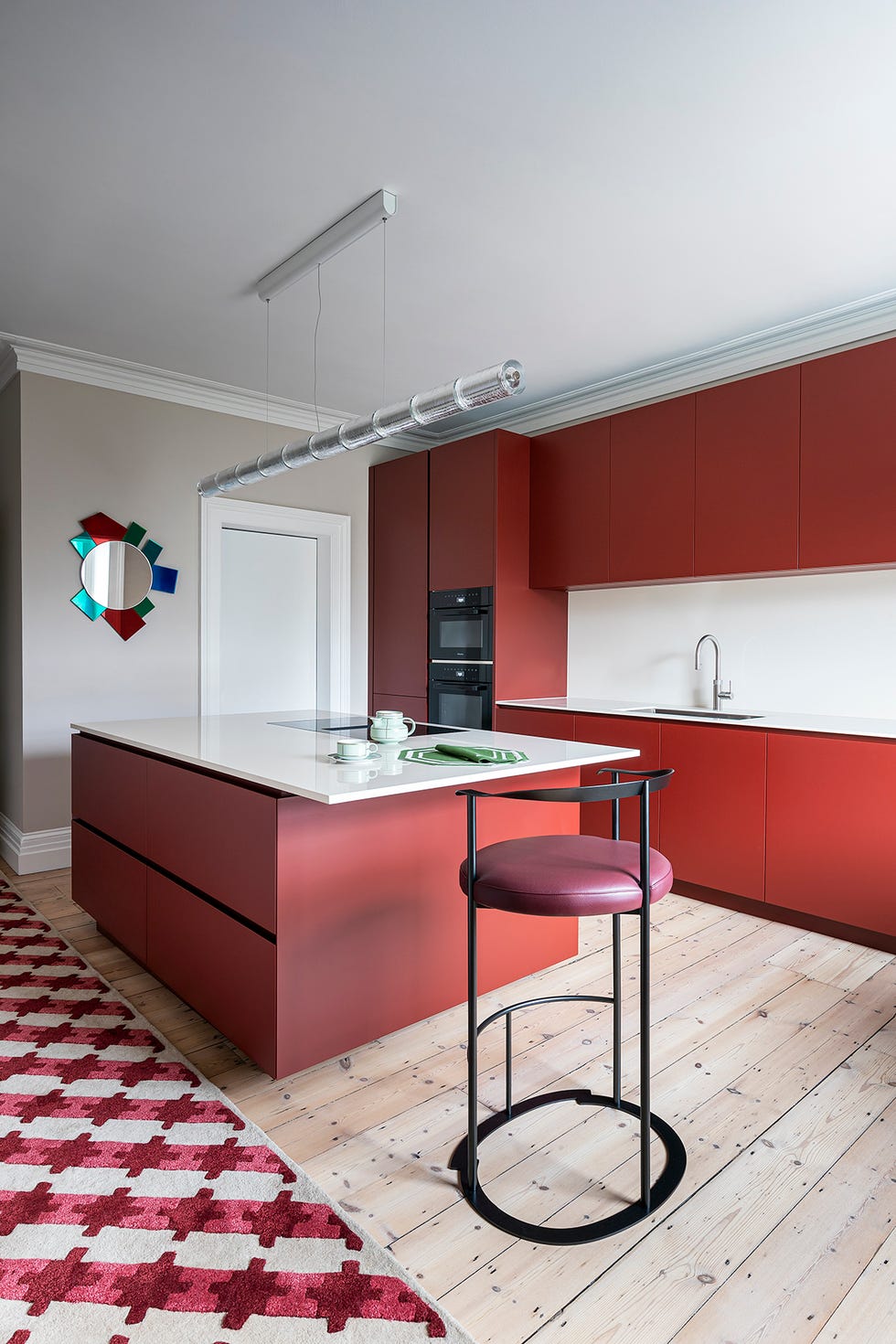 cocina en rojo de la embajada italiana en londres con muebles italianos contemporaneos