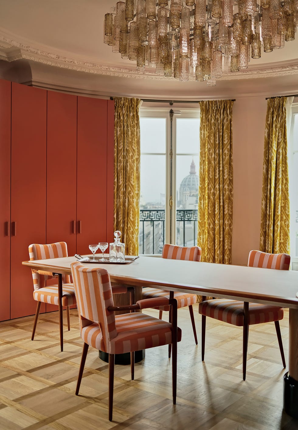 una vivienda parisina con mobiliario moderno y colores italianos del estudio hauvette madani