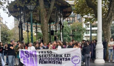 Decenas de personas se concentran en Donostia contra el homicidio machista de Zarautz