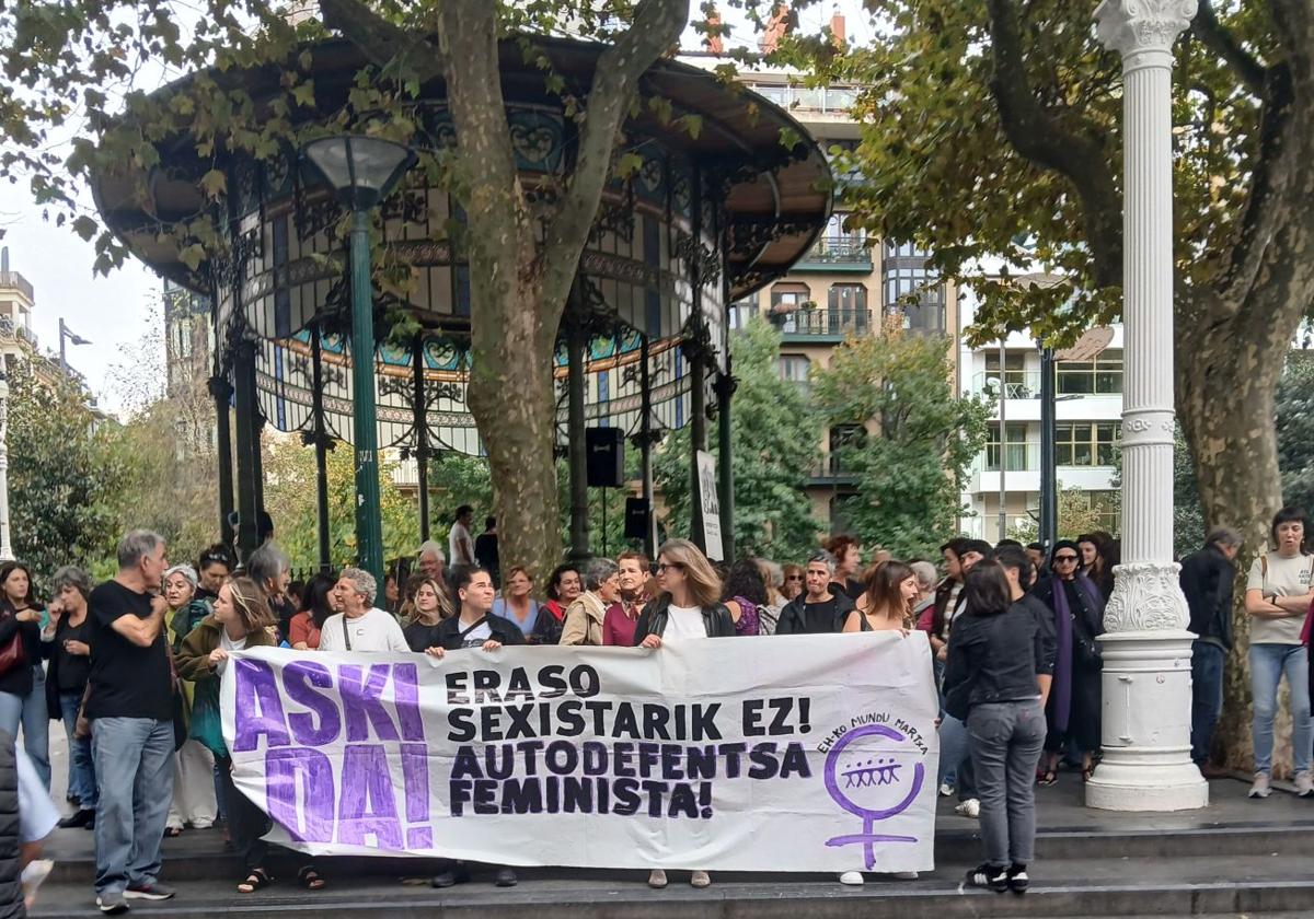 Decenas de personas se concentran en Donostia contra el homicidio machista de Zarautz