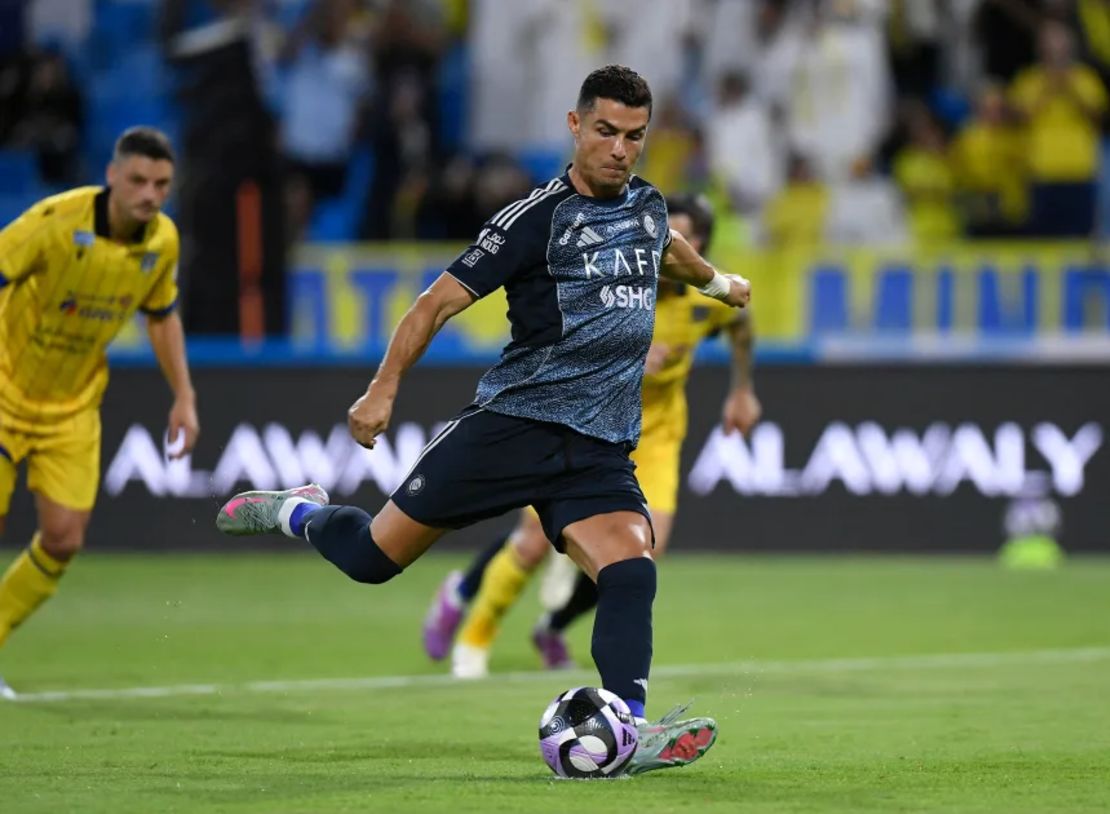 Cristiano Ronaldo dispara desde el punto de penalti para el Al Nassr.