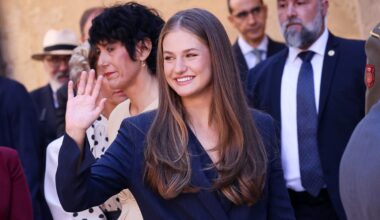 todas las veces que ha llevado traje de chaqueta y pantalón, símbolo de su madurez