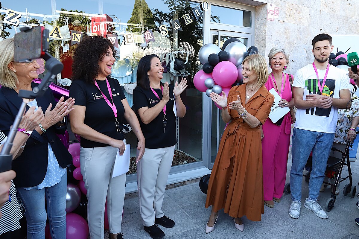 La alcaldesa reafirma su compromiso con el comercio de proximidad en la inauguración de la nueva tienda ‘Venus’ en el Paseo de las Delicias