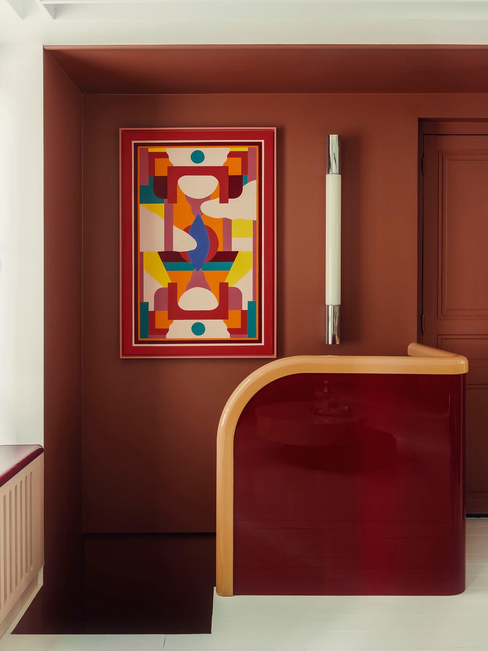 una casa en paris decorada en rojo, naranja y azul de atelier ha