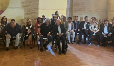 Flamencos y toreros sorprenden a Curro Romero con una fiesta para celebrar los 25 años de su retirada de los ruedos