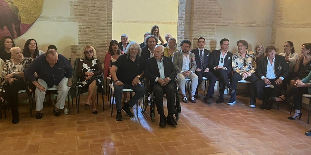 Flamencos y toreros sorprenden a Curro Romero con una fiesta para celebrar los 25 años de su retirada de los ruedos
