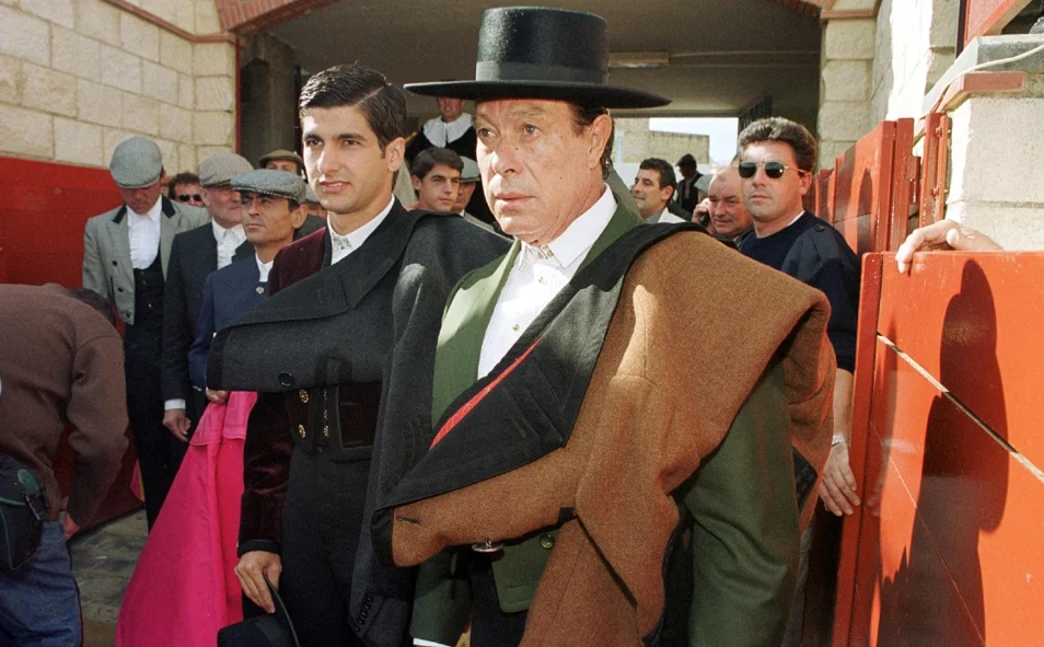 Imagen principal - El 22 de octubre del año 2000 se celebró un festival en la plaza de toros de La Algaba, conocida como la de 'los carros', a beneficio de la asociación Andex, dedicada a los niños con cáncer
