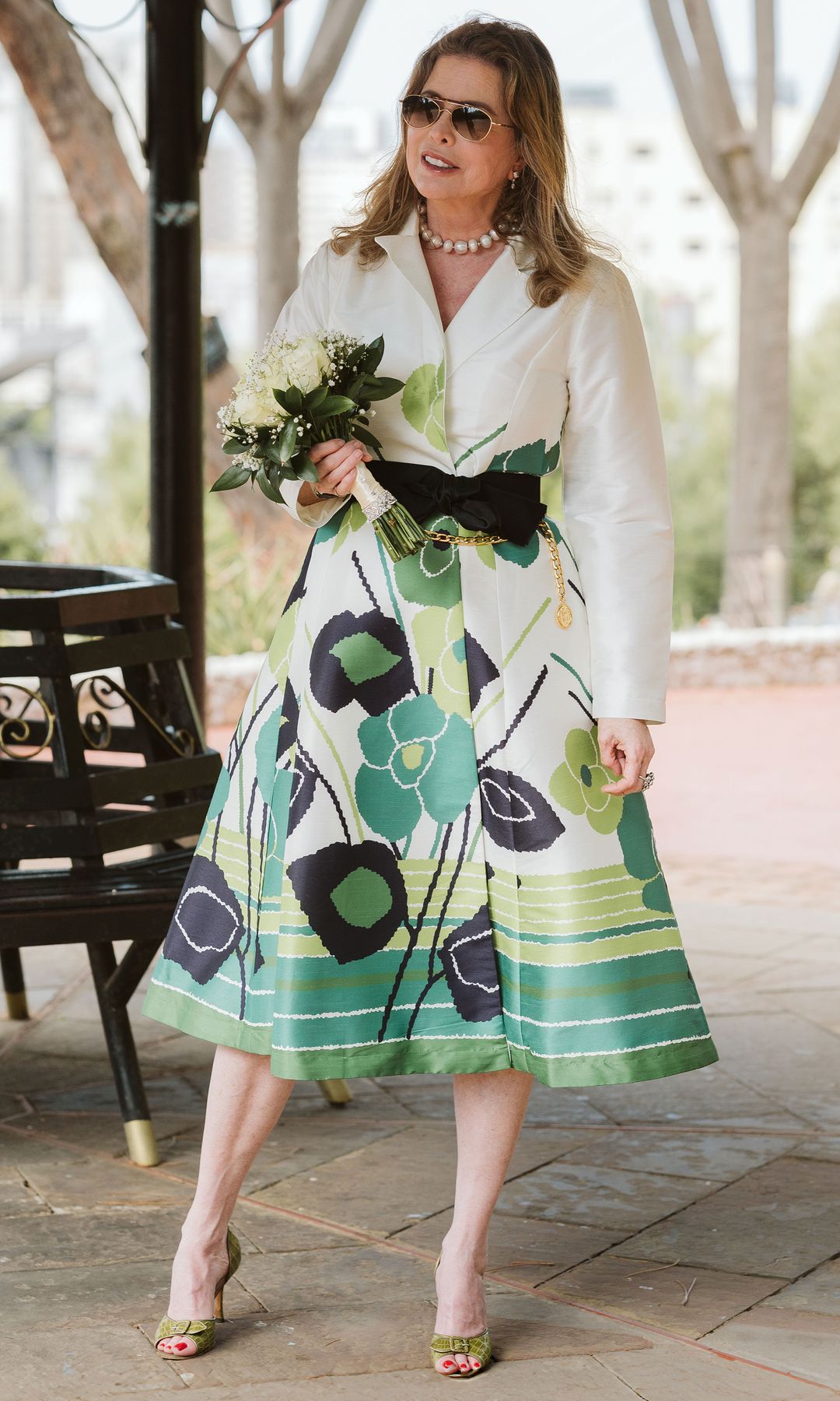 Con un ramo de rosas blancas en sus manos y un jardín verde dibujado en su vestido, Diandra Luker se daba el "sí, quiero" con William Legge en Gibraltar. Lo hacía sin olvidar la isla que conoció de niña, junto a su madre, y en la que vivió los años en que estuvo casada con Michael Douglas (del 77 al 95): Mallorca. Y es que su Frances Valentine y sus Manolos en verde recordaban su compromiso ecologista con Gob, la asociación medioambiental mallorquina con la que colabora