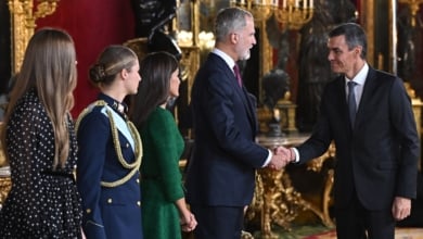 Sánchez abandona el Palacio Real con prisa para viajar a Egipto y Feijóo ironiza: "¿No le gusta el Día de la Hispanidad?"