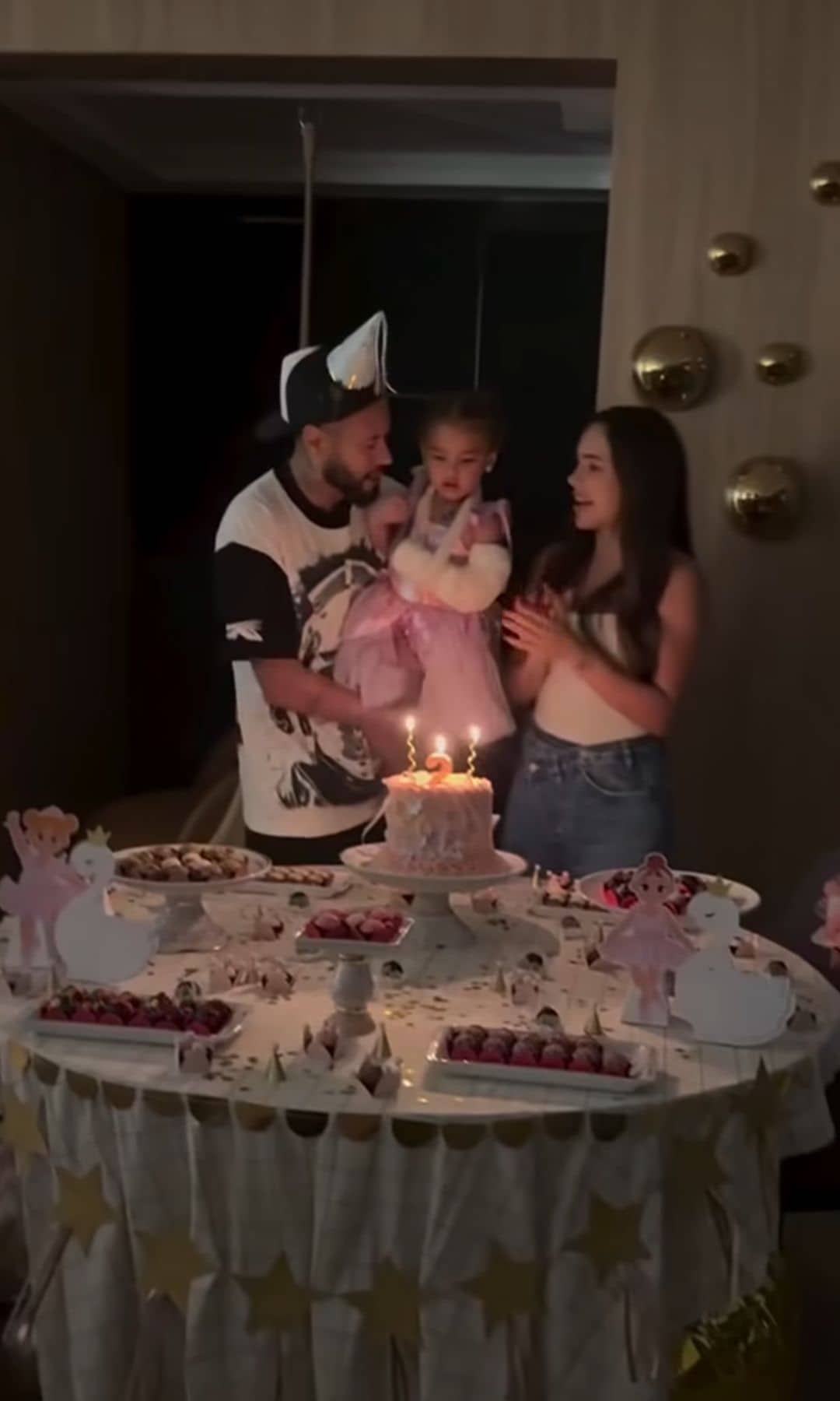 Neymar y Bruna con su pequeña hija Mavie en brazos. 