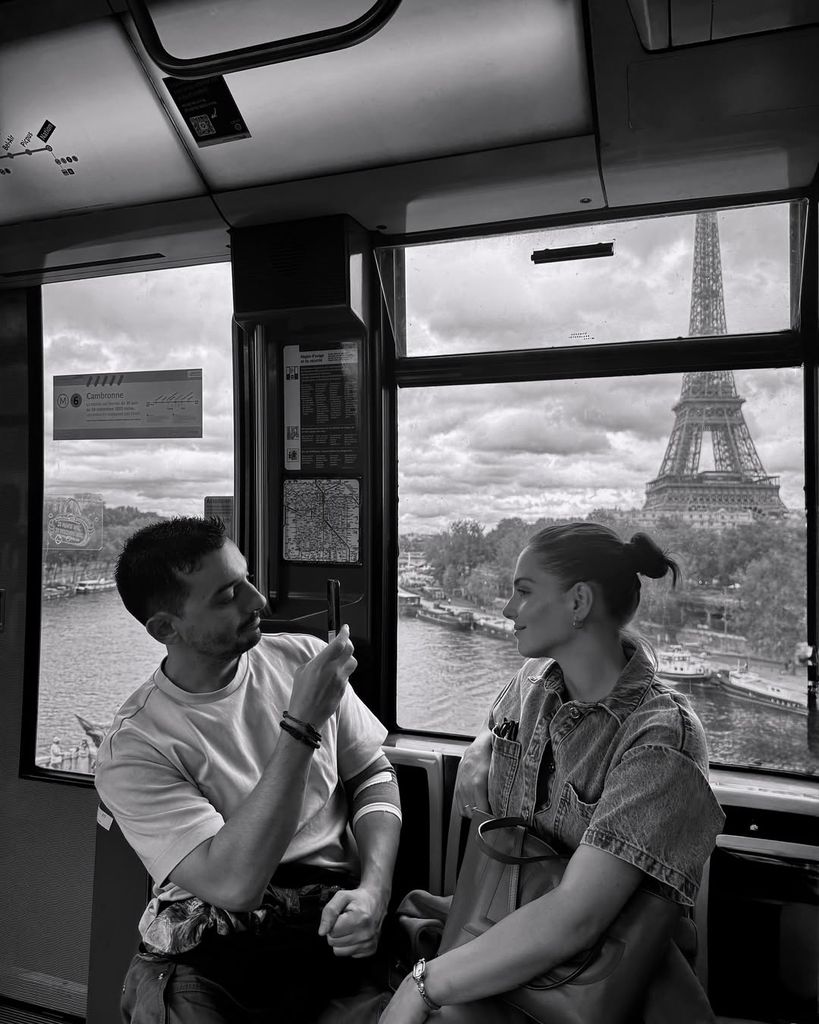 Andrea Duro compartió una imagen de su viaje a París junto a su prometido