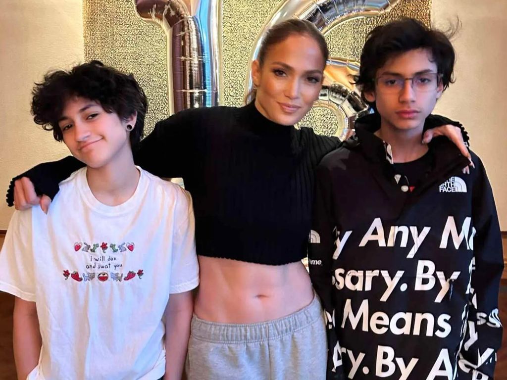 Jennifer Lopez con sus hijos Max y Emme