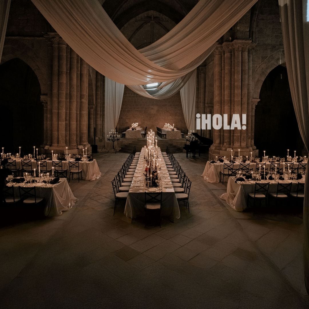 La capilla de la abadía se transformó en un elegante comedor para la cena (mesas imperio con centros de flores negras e iluminadas por velas en candelabros de plata )