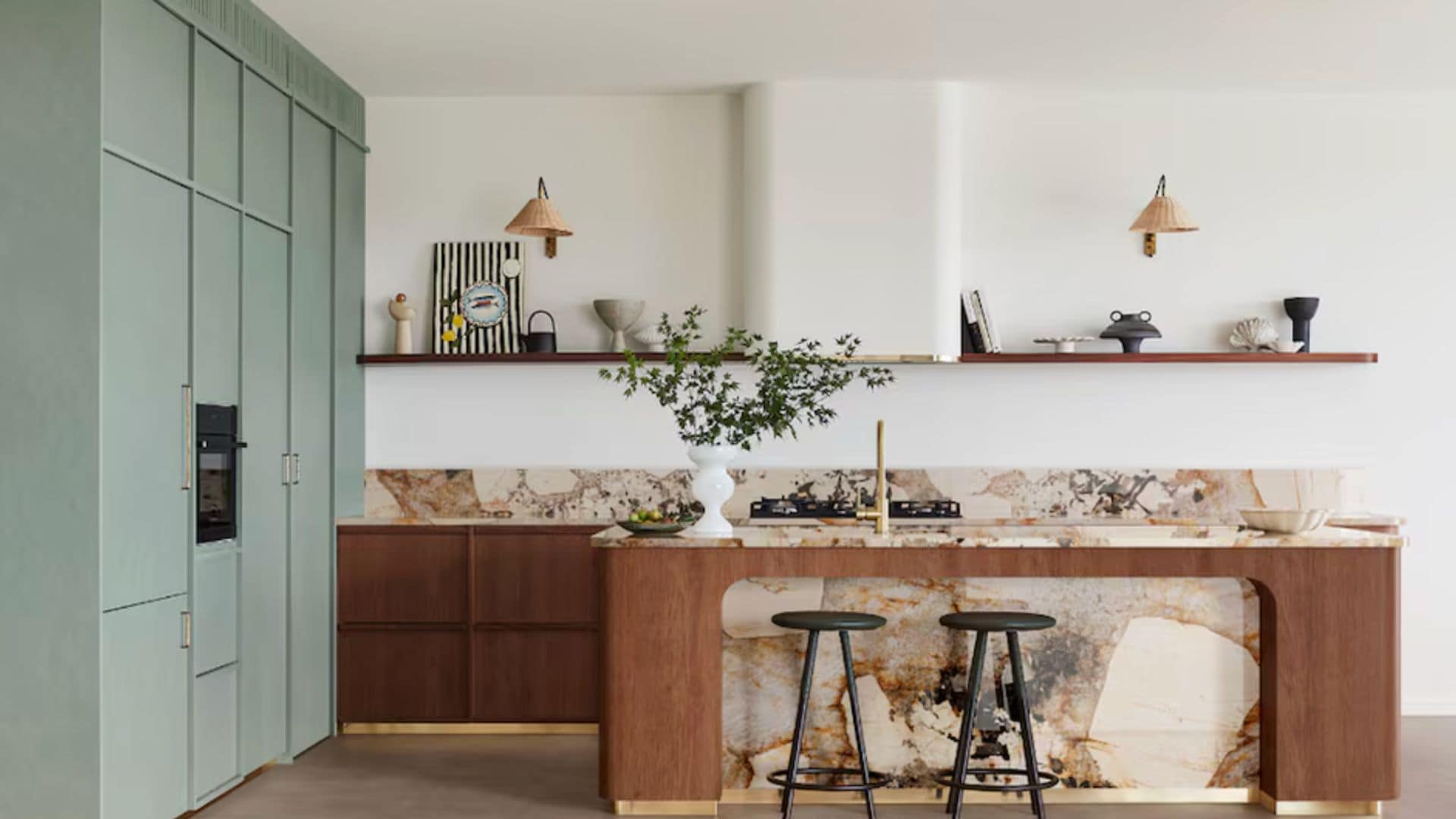 Cocina original con líneas curvas y mezcla de materiales