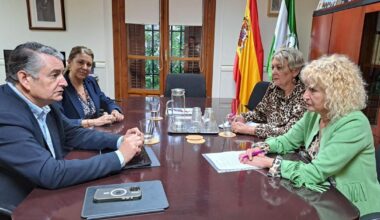 El consejero andaluz de Sanidad se reúne con Amama justo un mes después de destapar la crisis de las mamografías