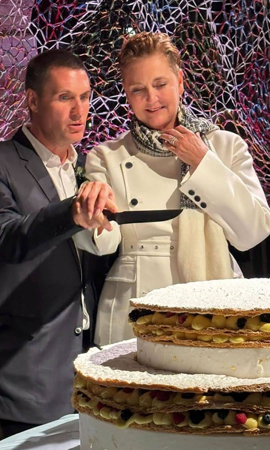 Los recién casados, cortando la tarta nupcial, tras el "sí, quiero"