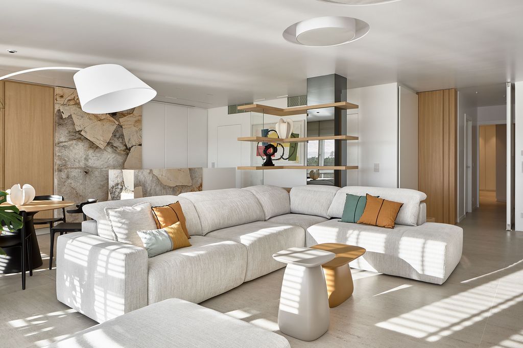 Salón con sofá con chaise longue