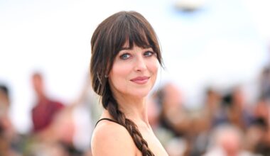 Dakota Johnson sorprende con su vestido de invitada de encaje en la boda de su hermana Stella Banderas en Valladolid