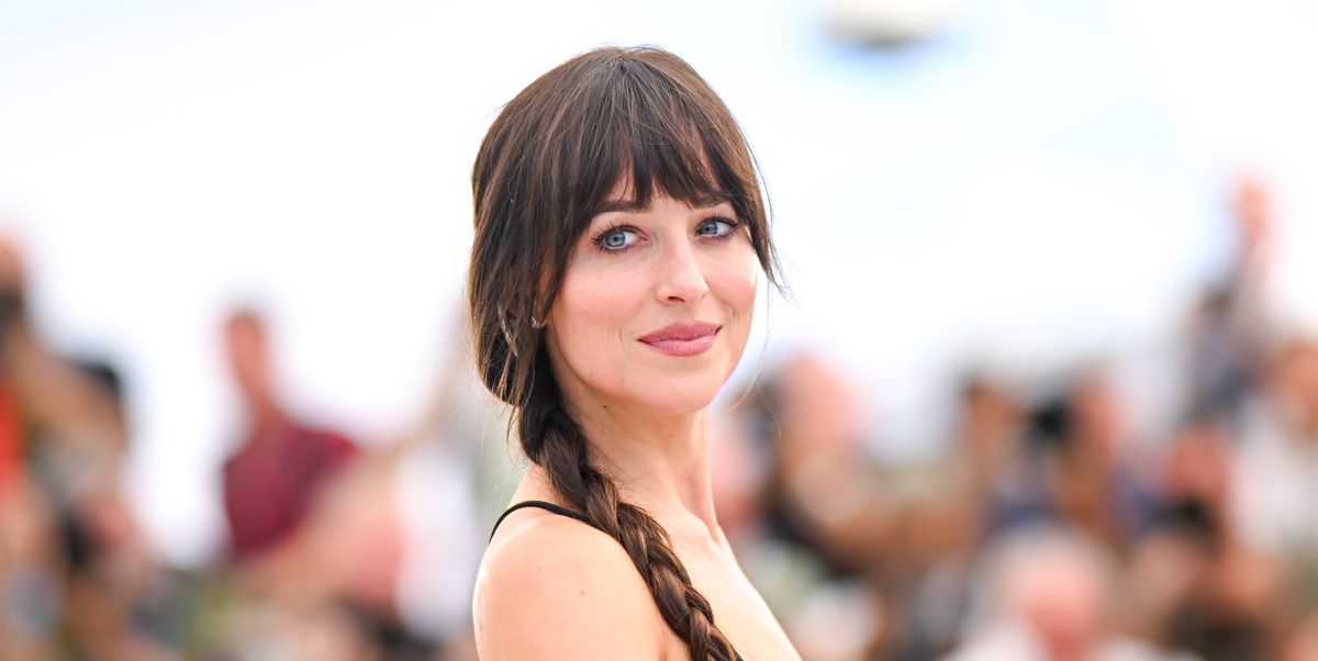 Dakota Johnson sorprende con su vestido de invitada de encaje en la boda de su hermana Stella Banderas en Valladolid