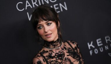 Dakota Johnson responde como solo ella podía hacerlo cuando le preguntan por su gusto por los 'vestidos desnudos'