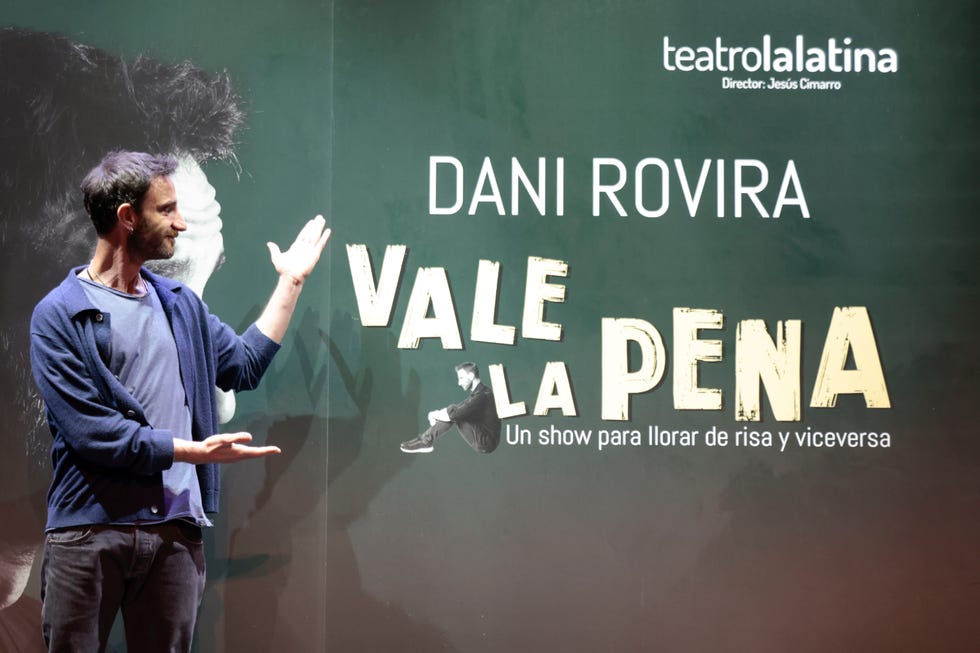 dani rovira en la presentación de la obra vale la pena