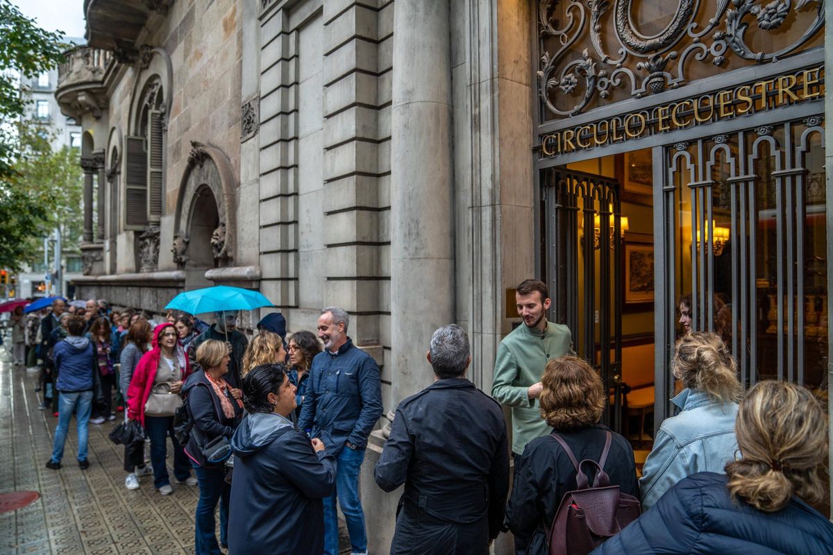 Cola para entrar en la sede del Círculo Ecuestre, durante el 48h Open House de 2024 en Barcelona.