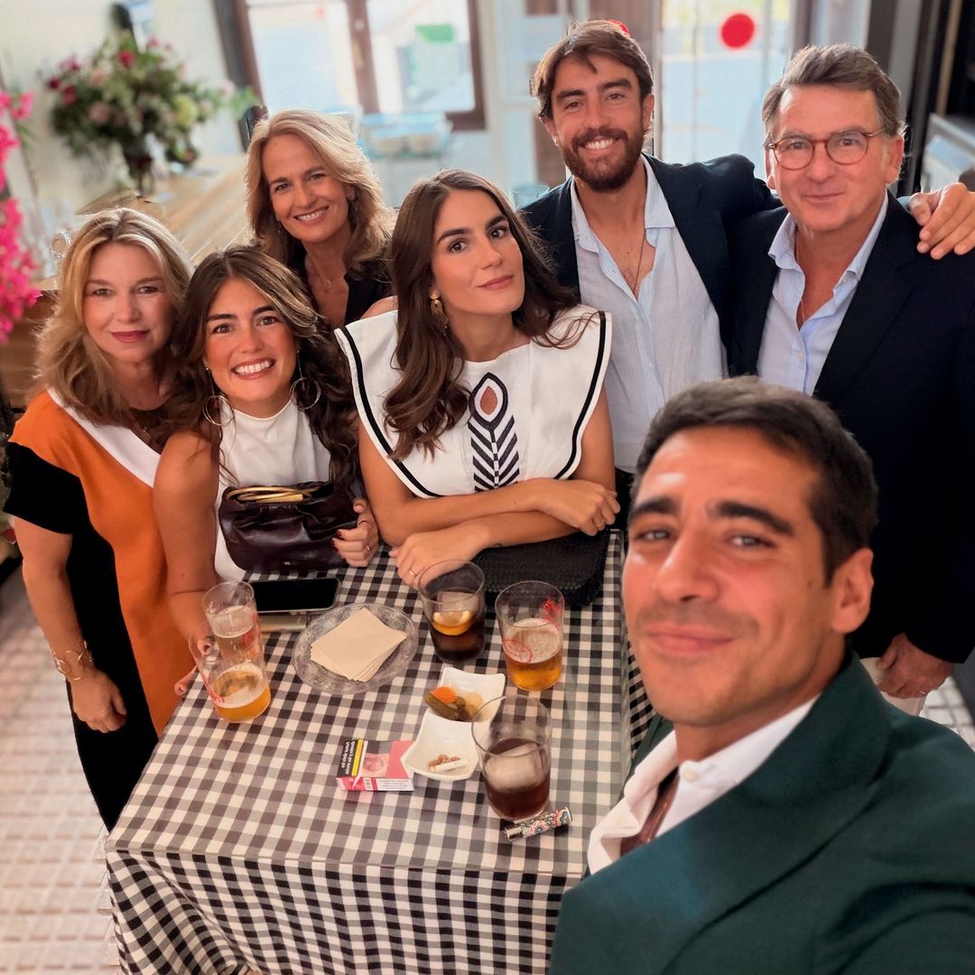 Los futuros marido y mujer, con la familia de la novia. De izquierda a derecha: su tía Ana Arévalo, su hermana, África, su madre, Blanca Parejo (detrás), su hermano Carlos y su tío, Carlos Parejo